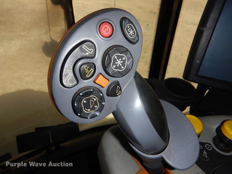 image for item LJ9854 2015 New Holland CR7.90  combine