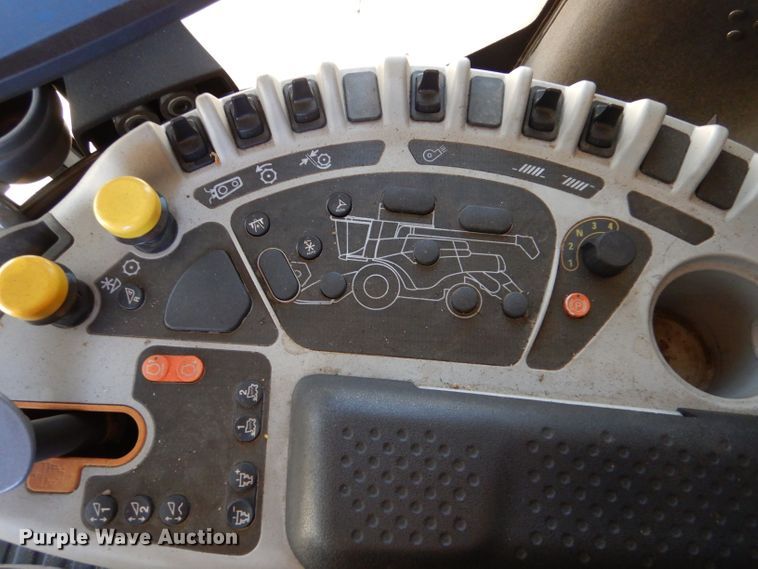 image for item LJ9854 2015 New Holland CR7.90  combine