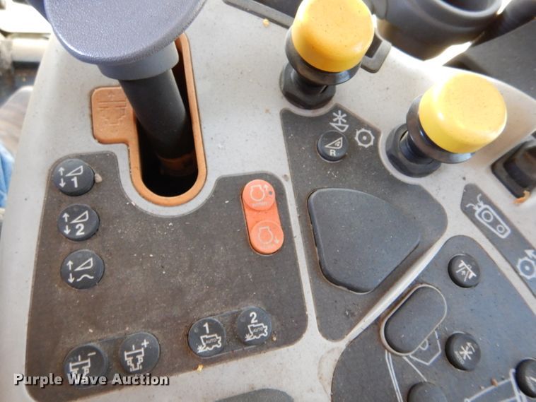 image for item LJ9854 2015 New Holland CR7.90  combine