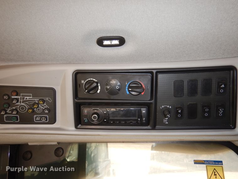 image for item LJ9854 2015 New Holland CR7.90  combine