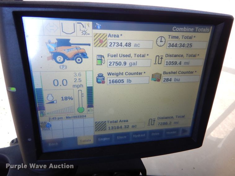 image for item LJ9854 2015 New Holland CR7.90  combine