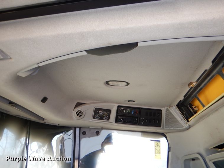 image for item LJ9854 2015 New Holland CR7.90  combine