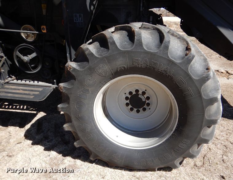 image for item LJ9854 2015 New Holland CR7.90  combine