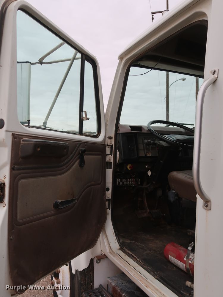 image for item DK3592 1996 International 4900  flatbed truck