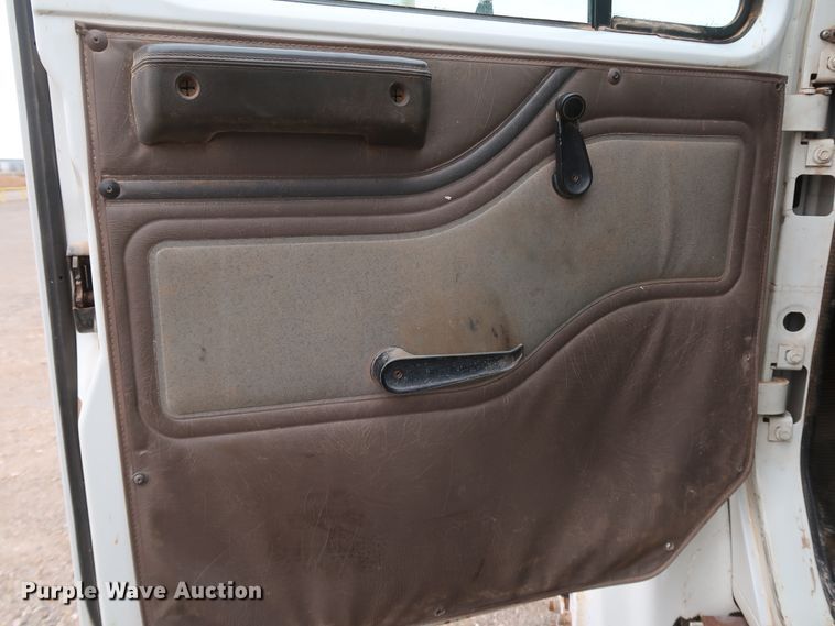 image for item DK3592 1996 International 4900  flatbed truck