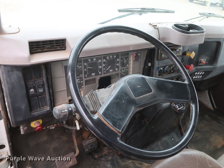 image for item DK3592 1996 International 4900  flatbed truck