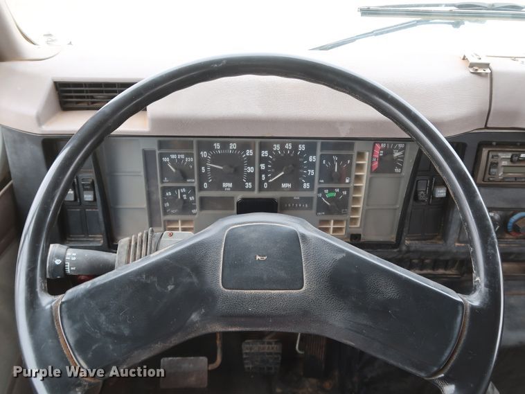 image for item DK3592 1996 International 4900  flatbed truck