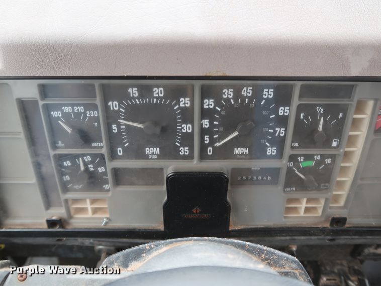 image for item DK3592 1996 International 4900  flatbed truck