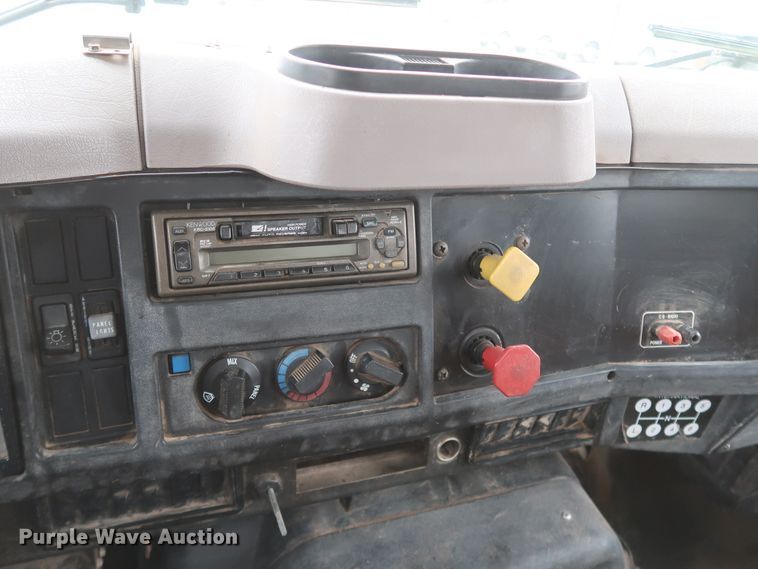 image for item DK3592 1996 International 4900  flatbed truck