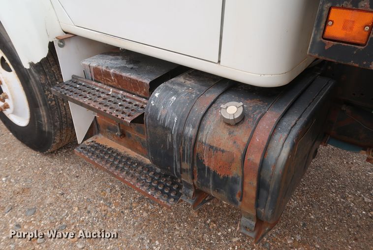 image for item DK3592 1996 International 4900  flatbed truck