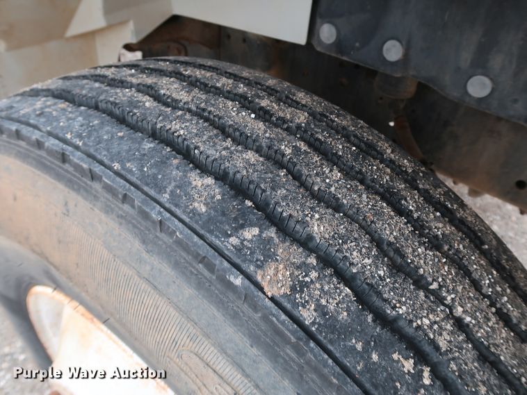 image for item DK3592 1996 International 4900  flatbed truck