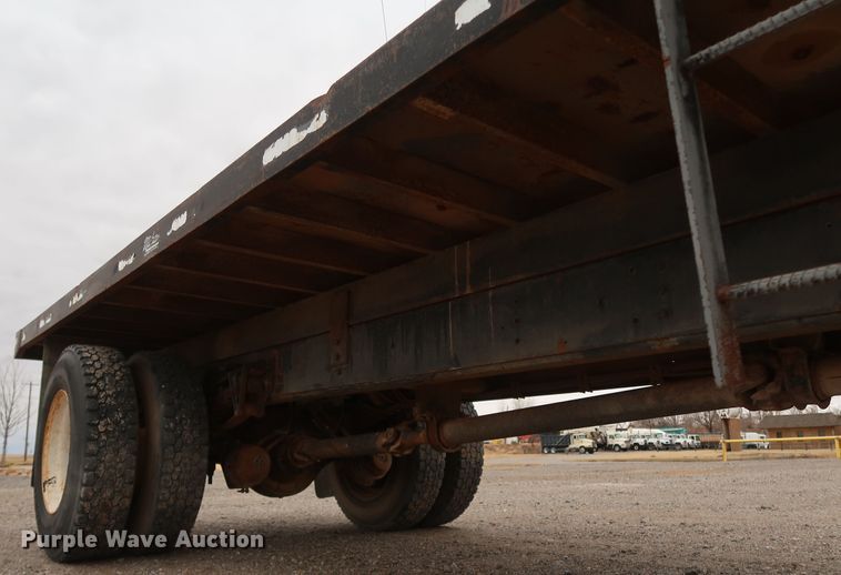 image for item DK3592 1996 International 4900  flatbed truck
