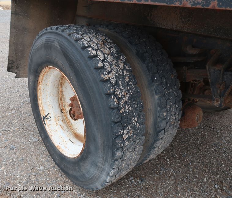 image for item DK3592 1996 International 4900  flatbed truck