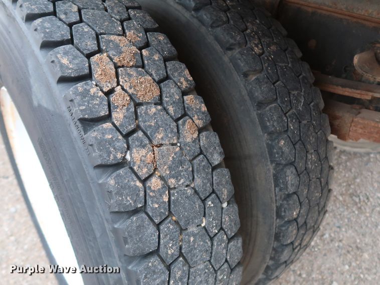 image for item DK3592 1996 International 4900  flatbed truck