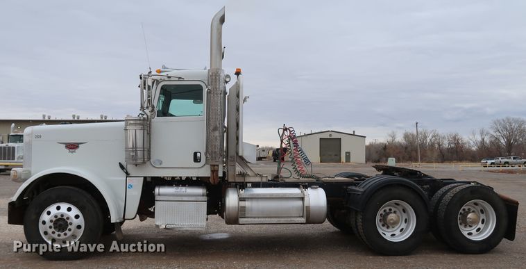 image for item DK3593 2011 Peterbilt 388  semi truck