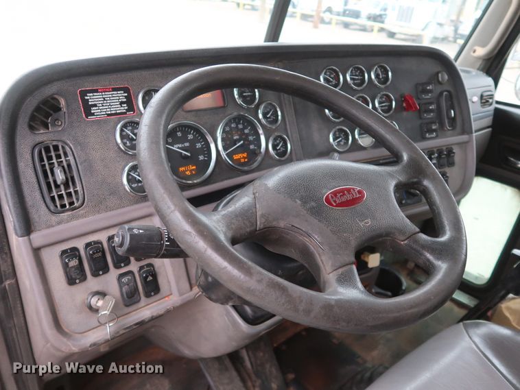 image for item DK3593 2011 Peterbilt 388  semi truck