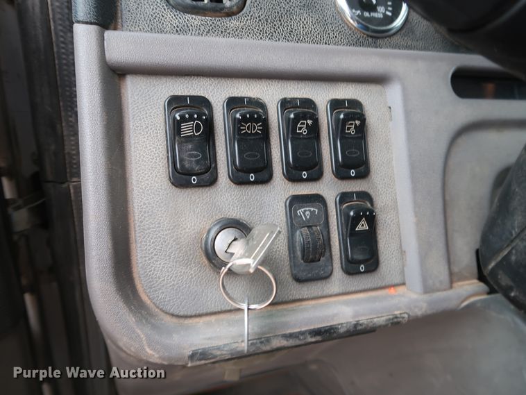 image for item DK3593 2011 Peterbilt 388  semi truck