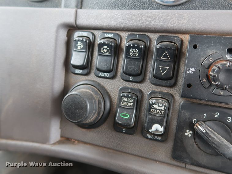 image for item DK3593 2011 Peterbilt 388  semi truck