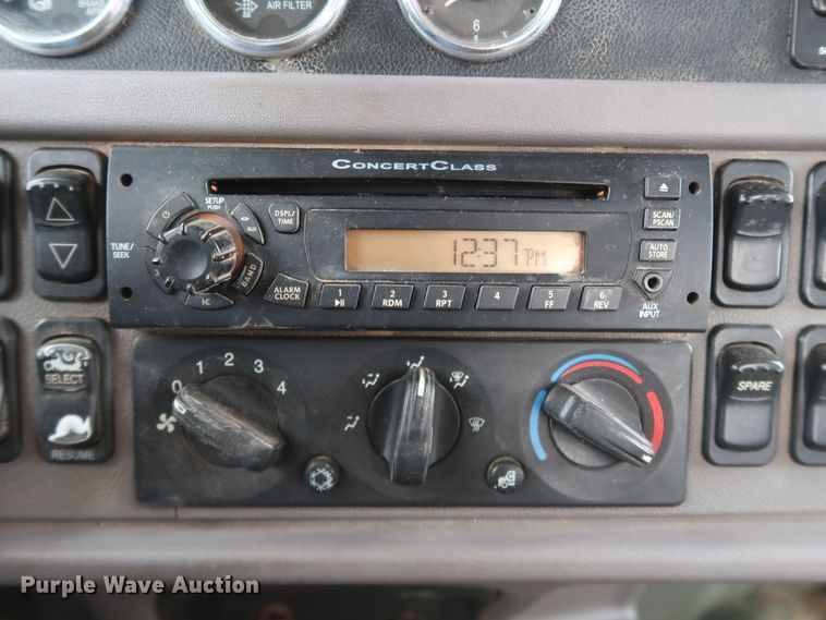 image for item DK3593 2011 Peterbilt 388  semi truck