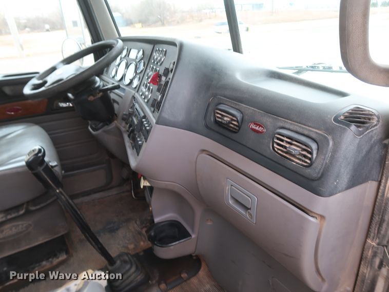 image for item DK3593 2011 Peterbilt 388  semi truck