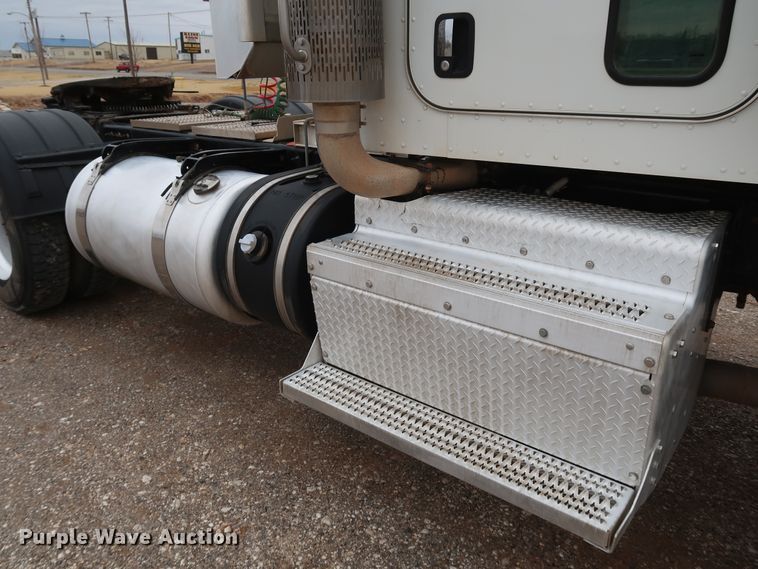 image for item DK3593 2011 Peterbilt 388  semi truck