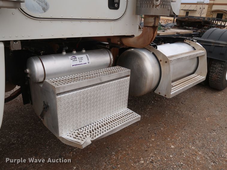 image for item DK3593 2011 Peterbilt 388  semi truck