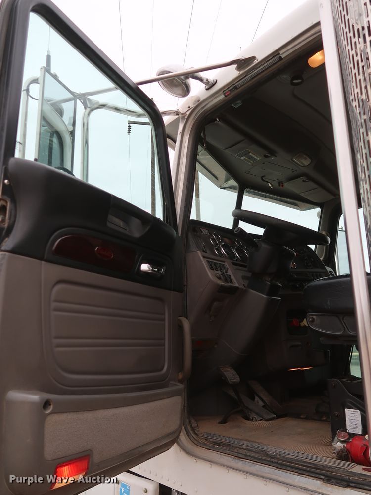 image for item DK3594 2013 Peterbilt 388  semi truck