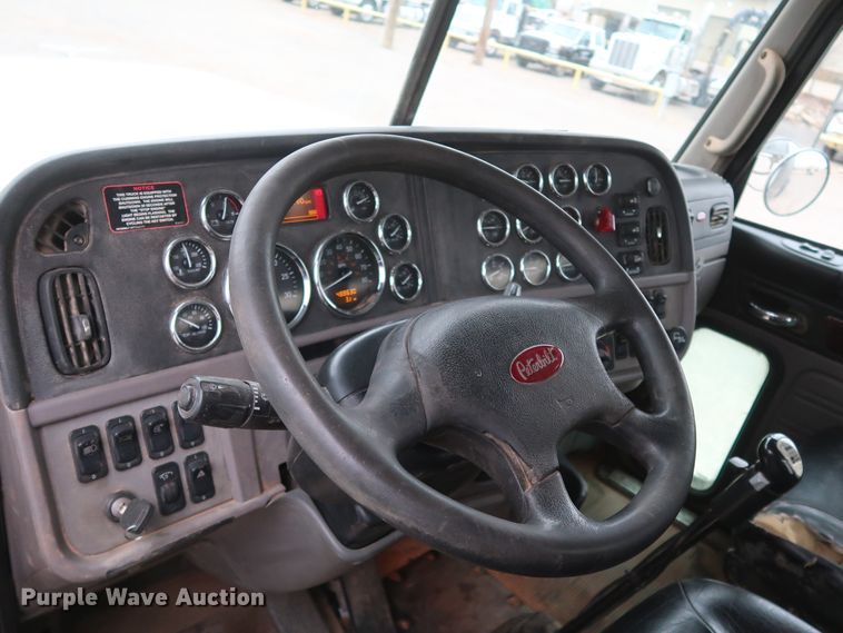 image for item DK3594 2013 Peterbilt 388  semi truck