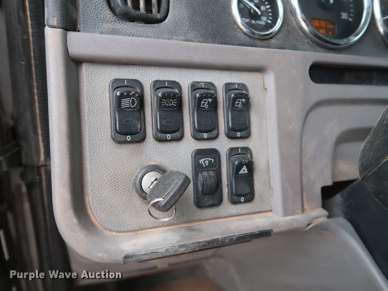 image for item DK3594 2013 Peterbilt 388  semi truck