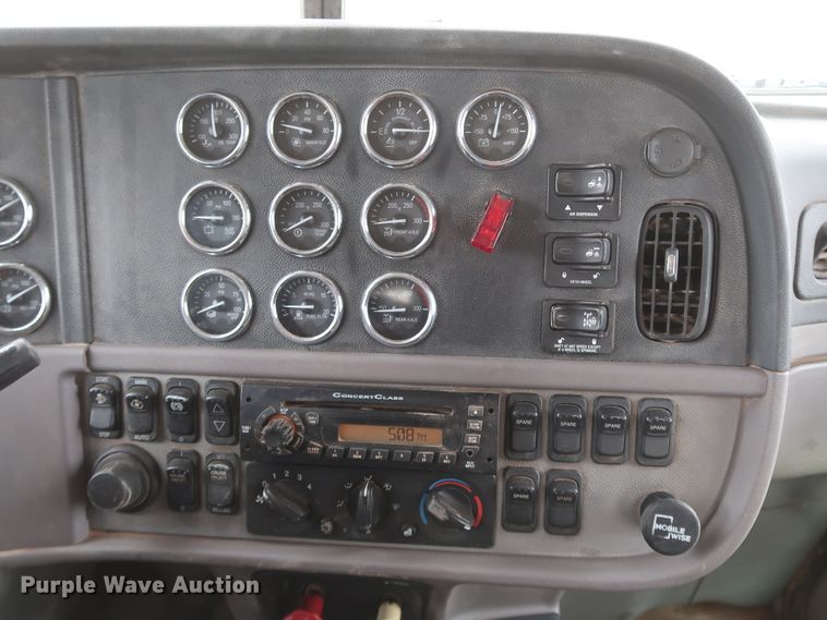 image for item DK3594 2013 Peterbilt 388  semi truck