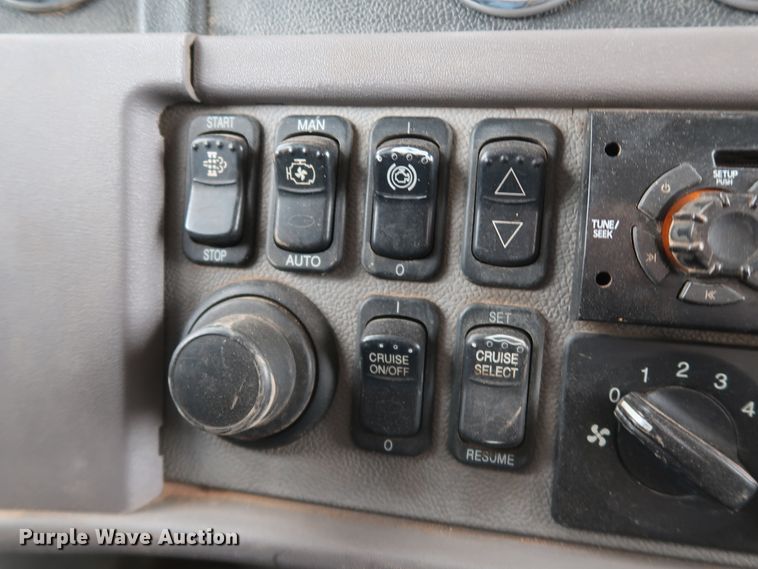 image for item DK3594 2013 Peterbilt 388  semi truck