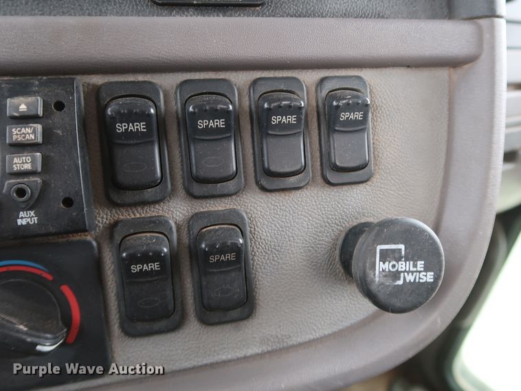 image for item DK3594 2013 Peterbilt 388  semi truck