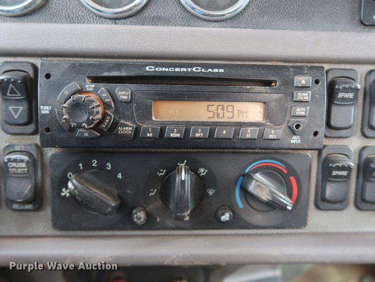 image for item DK3594 2013 Peterbilt 388  semi truck