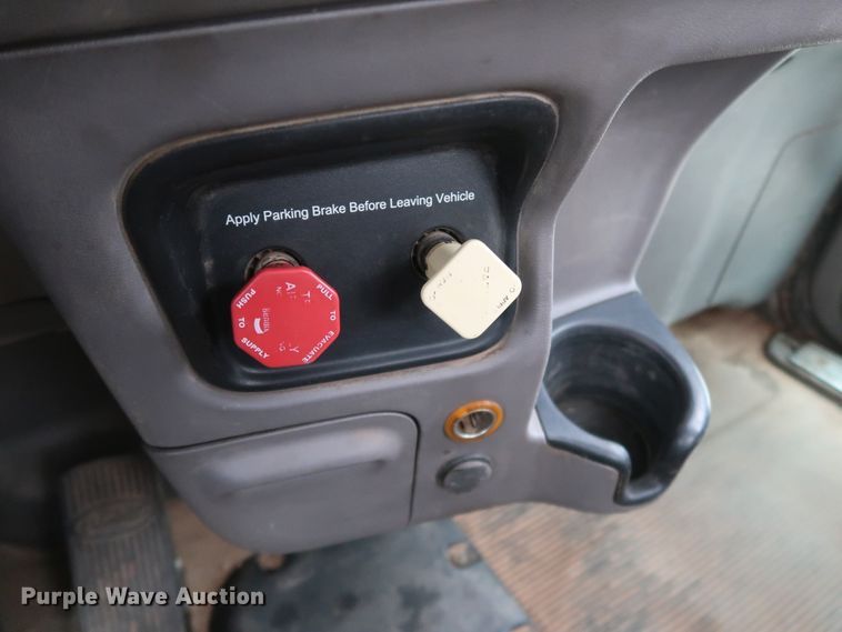 image for item DK3594 2013 Peterbilt 388  semi truck