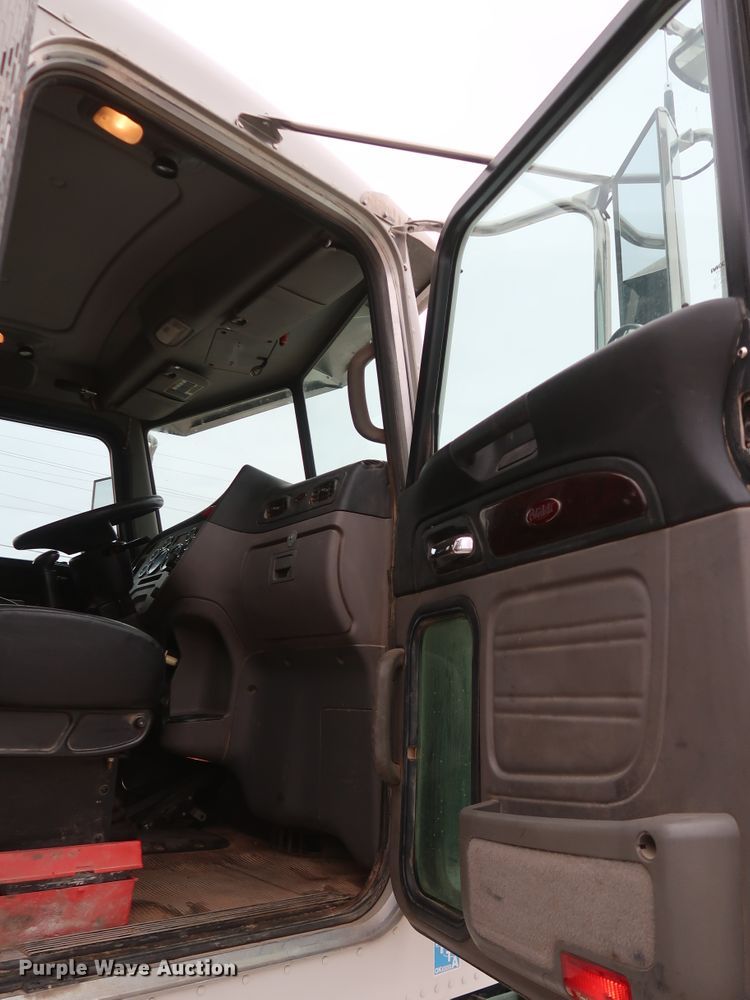 image for item DK3594 2013 Peterbilt 388  semi truck