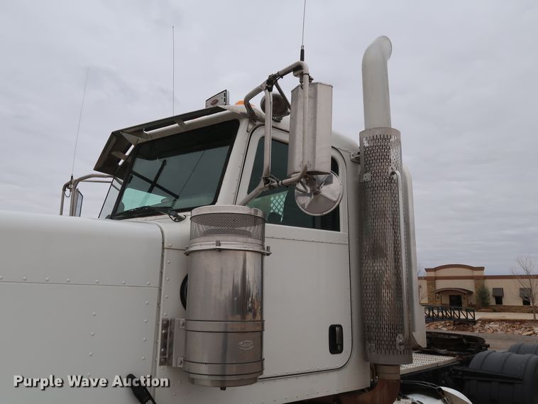 image for item DK3594 2013 Peterbilt 388  semi truck