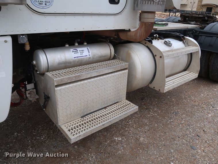 image for item DK3594 2013 Peterbilt 388  semi truck