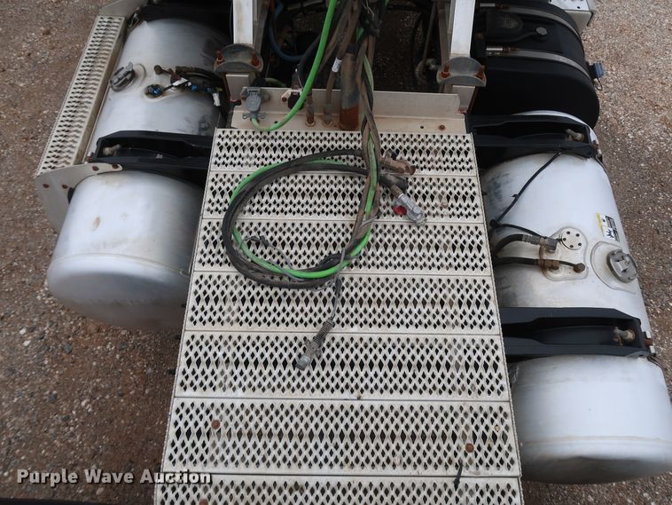 image for item DK3594 2013 Peterbilt 388  semi truck