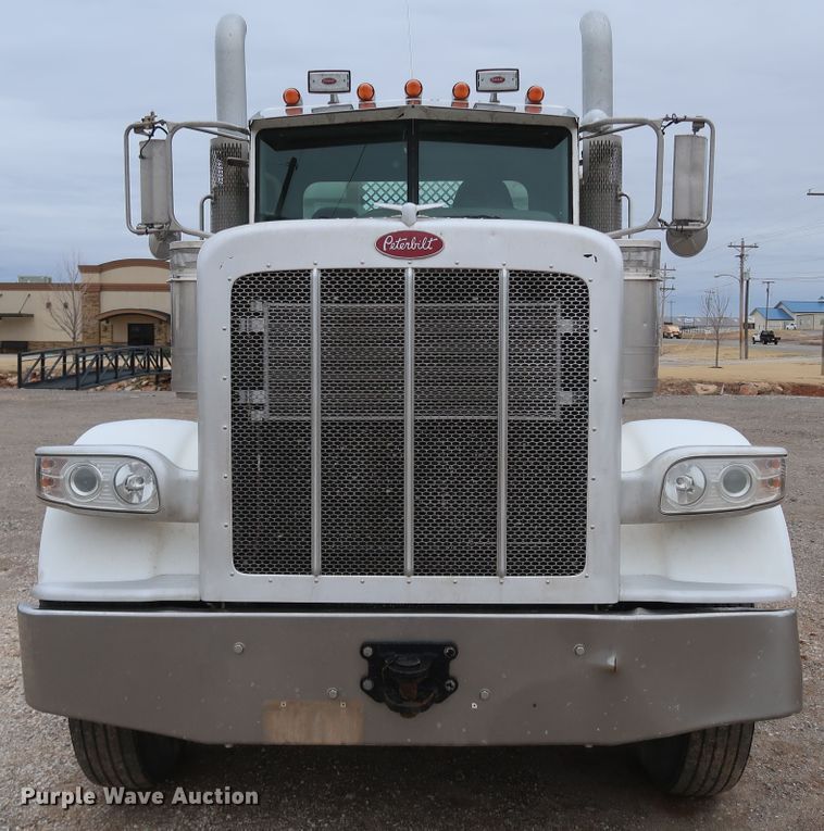 image for item DK3595 2009 Peterbilt 388  semi truck
