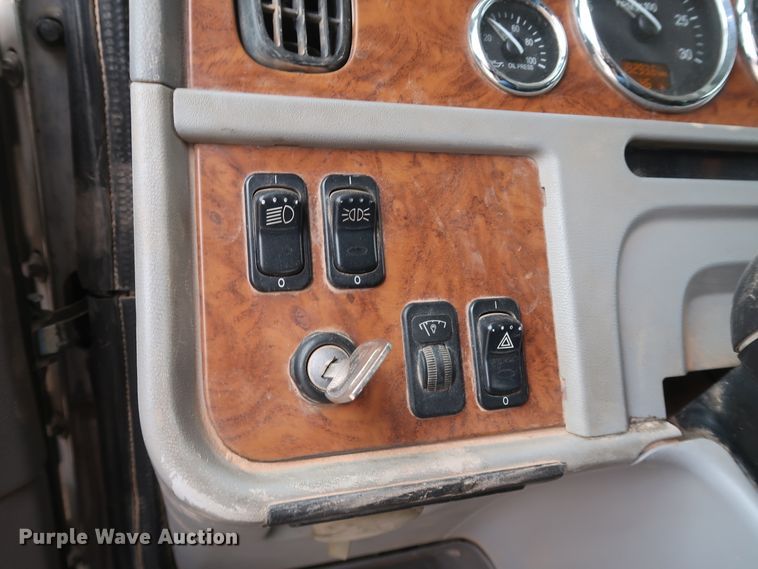 image for item DK3595 2009 Peterbilt 388  semi truck