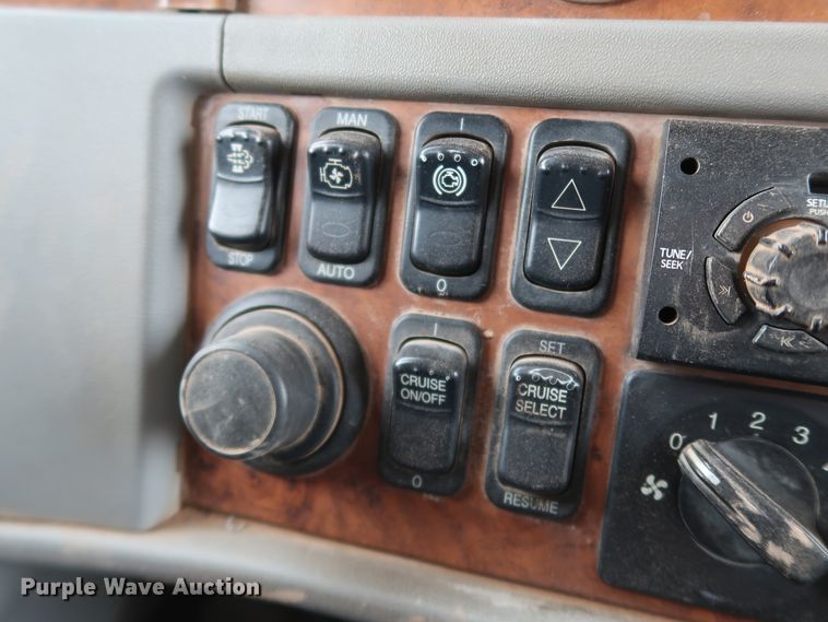 image for item DK3595 2009 Peterbilt 388  semi truck