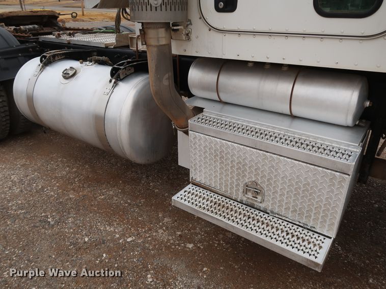 image for item DK3595 2009 Peterbilt 388  semi truck