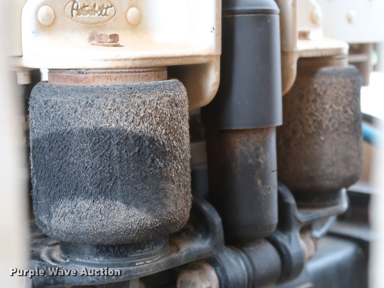 image for item DK3595 2009 Peterbilt 388  semi truck