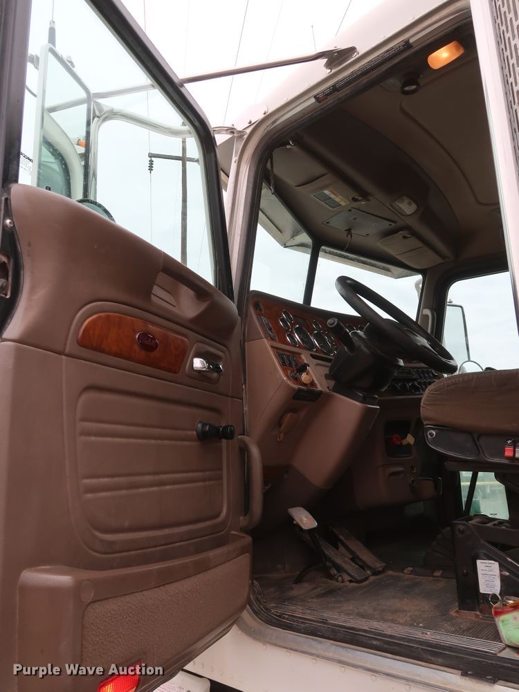 image for item DK3596 2009 Peterbilt 388  semi truck