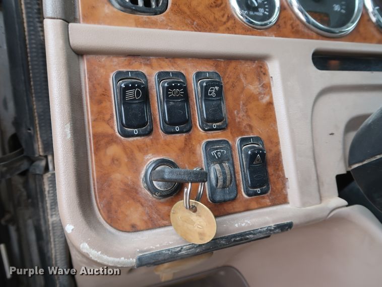 image for item DK3596 2009 Peterbilt 388  semi truck