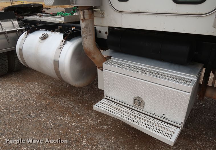 image for item DK3596 2009 Peterbilt 388  semi truck