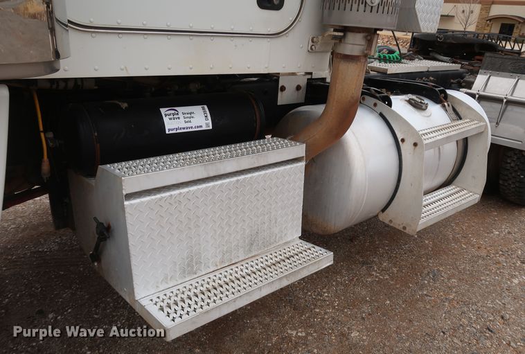 image for item DK3596 2009 Peterbilt 388  semi truck