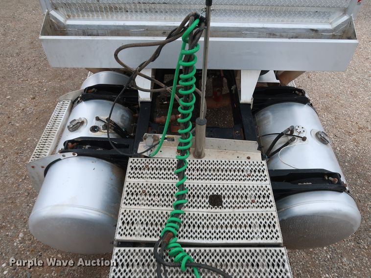 image for item DK3596 2009 Peterbilt 388  semi truck