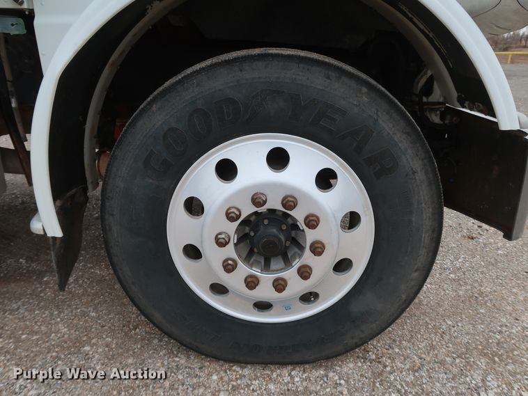 image for item DK3596 2009 Peterbilt 388  semi truck