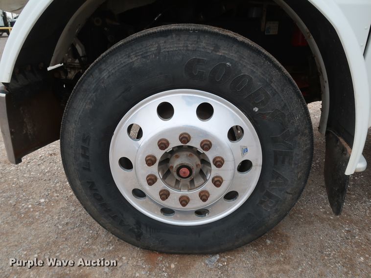 image for item DK3596 2009 Peterbilt 388  semi truck